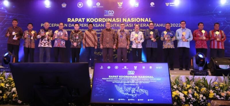 Wali Kota Makassar, Danny Pomanto raih penghargaan TP2DD Kota terbaik di Indonesia Timur yang diberikan langsung oleh Ketua pengarah satuan tugas P2DD, Airlangga Hartarto di Hotel Le Meridien Jalan Jenderal Sudirman Jakarta, Selasa (06/12/2022).