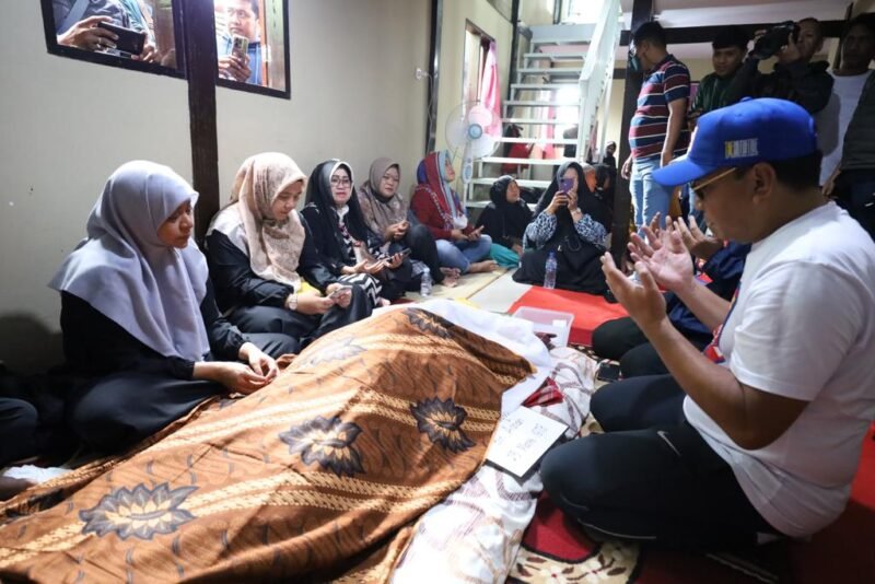 Wali Kota Makassar, Danny Pomanto melayat ke Rumah Duka di Jalan Beringin, Kecamatan, Minggu (18/12/2022)