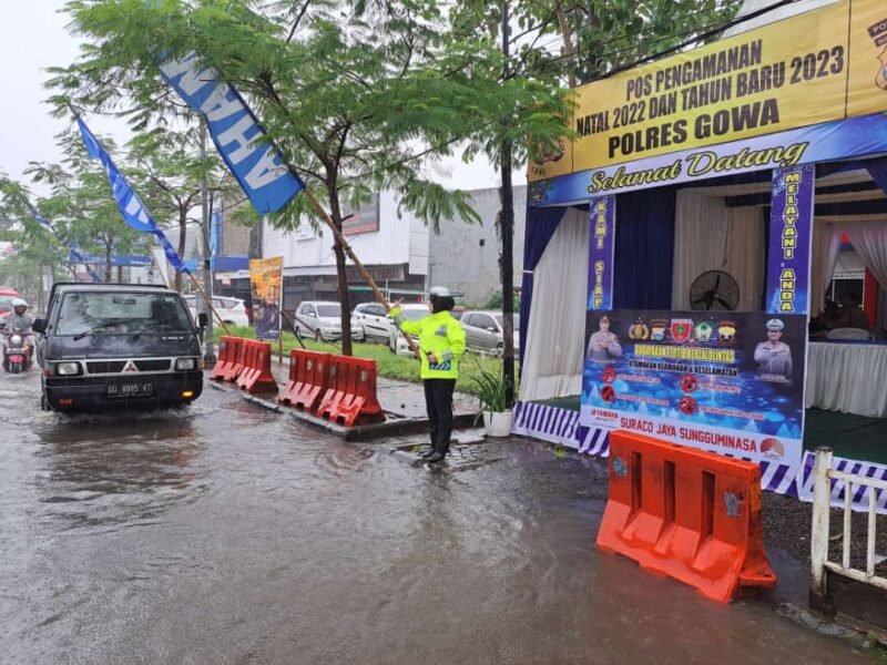 Personel Polwan Polres Gowa dari Satuan Lalu Lintas, Bripka Sumiati turun langsung melakukan pengaturan arus lalu lintas sekaligus memberikan himbauan kepada masyarakat yang melintas di Jalan Poros Perbatasan Gowa - Makassar, Sabtu (24/12/2022).
