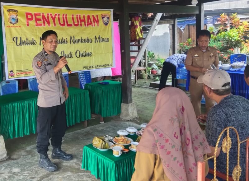 Bhabinkamtibmas Polsek Maniangpajo Polres Wajo melaksanakan kegiatan bina penyuluhan penanggulangan dan pencegahan narkoba, dan judi online sekaligus memberikan pesan-pesan kamtibmas yang di Jongkang Kelurahan Tangkoli Kecamatan Maniangpajo Kabupaten Wajo, Senin (12/12/2022).
