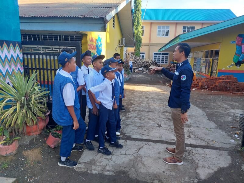 Personil Polres Wajo menggelar penyuluhan dan sosialisasi pencegahan peredaran dan bahaya narkoba di dua sekolah yaitu SMP Negeri 2 Sengkang dan MTs As Adiyah Sengkang Selasa (6/12/2022).