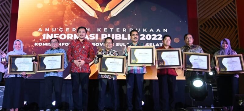 Penyerahan Penganugerahan Keterbukaan Informasi Publik, yang berlangsung di Ballroom Sandeq Hotel Claro Makassar, Jumat (02/12/2022) malam.