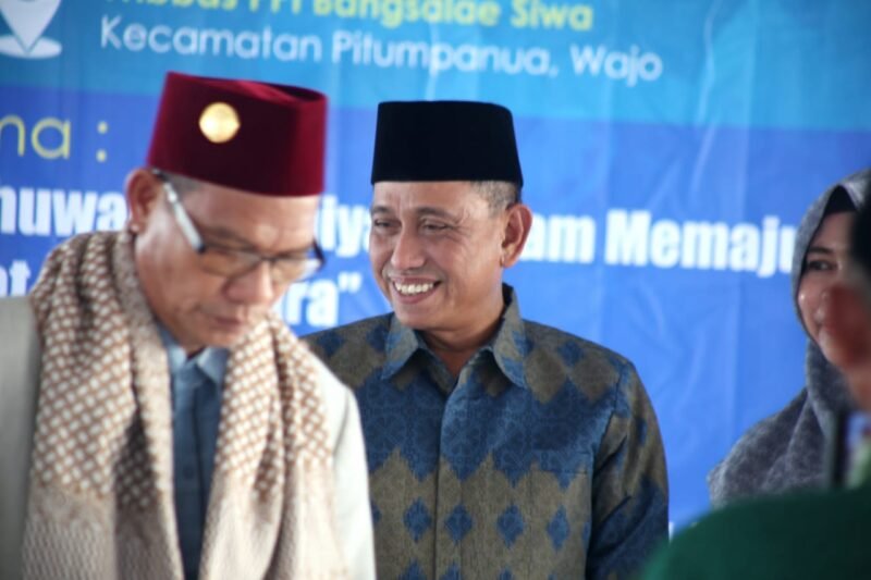 Bupati Wajo H. Amran Mahmud saat menghadiri Tudang Sipulung Lintas Ormas Agama di Kawasan Wisata Bahari Bangsalae, Siwa Kecamatan Pitumpanua, Sabtu (24/12/2022).