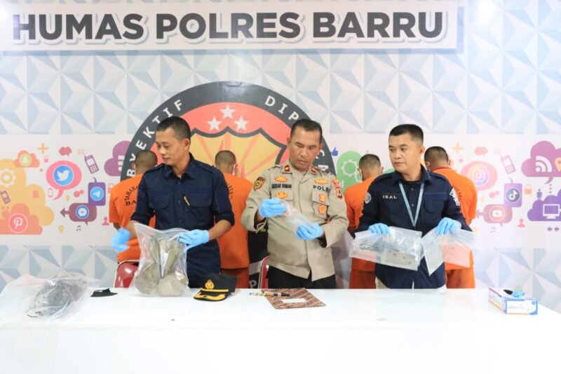 Wakapolres Barru Kompol Akbar Usman saat melakukan press release pengungkapan kasus pencurian mutiara milik PT. TOM di Mapolres Barru, pada Kamis (1/12/2022