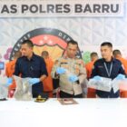 Wakapolres Barru Kompol Akbar Usman saat melakukan press release pengungkapan kasus pencurian mutiara milik PT. TOM di Mapolres Barru, pada Kamis (1/12/2022