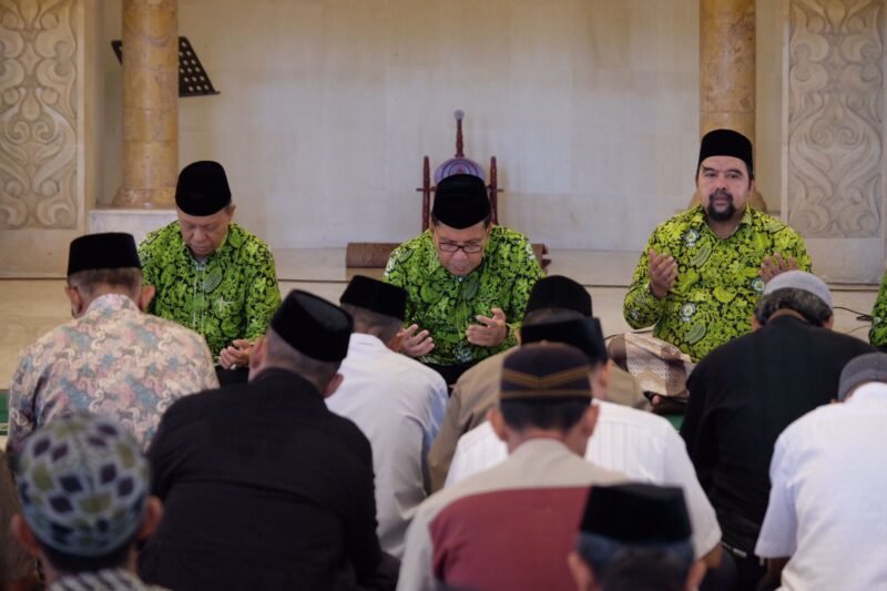 Wali Kota Makassar,  Danny Pomanto silaturahmi dan doa bersama dengan pengurus Masjid se-kota Makassar di Masjid Raya, Sabtu (24/12/2022).