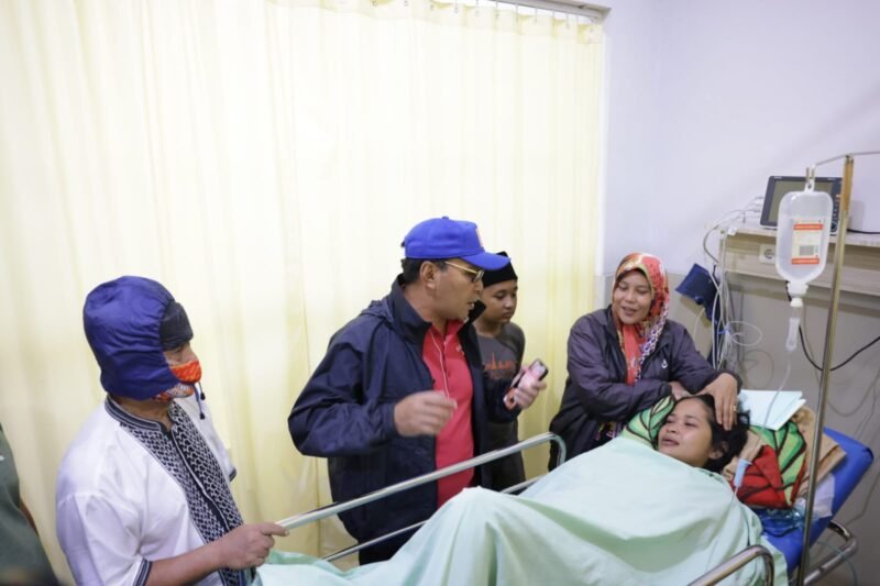 Wali Kota Makassar, Danny Pomanto mengunjungi lima orang korban pohon tumbang jalan Sungai Lasinrang, Jumat (23/12/2022).
