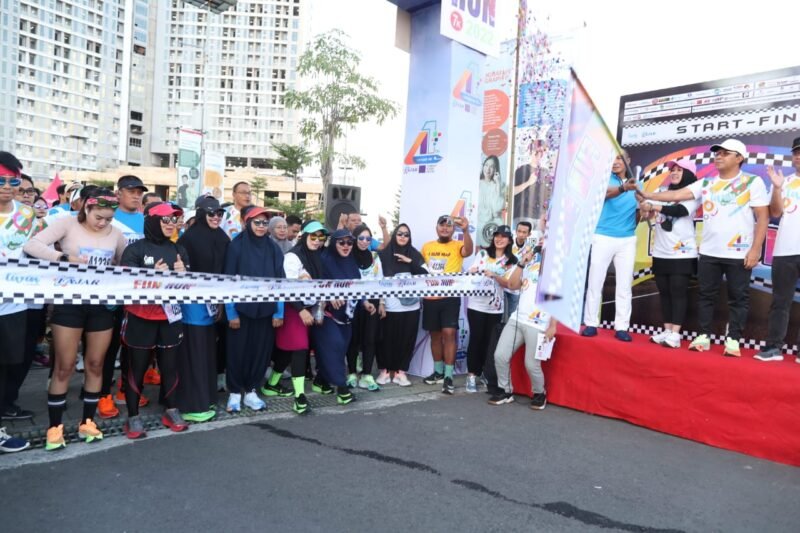 Walikota Makassar Danny Pomanto  melepas peserta Fajar Fun Run 2022 di Kawasan Central Point of Indonesia, Minggu (04/12/2022).