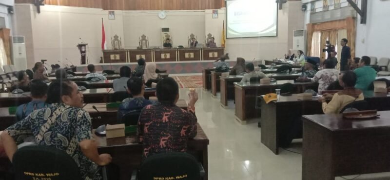Diskusi Publik terkait dengan penyusunan dan pembahasan Ranperda tentang penataan desa yang digelar Komisi I DPRD Kabupaten Wajo menggelar diruang rapat parupurna DPRD Wajo Kamis (08/11/2022)