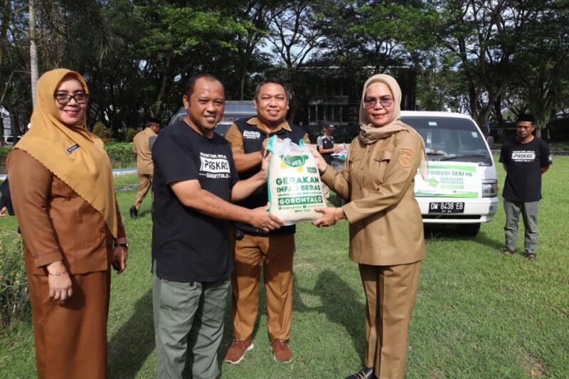 Wakil Bupati Bone Bolango, Merlan S. Uloli, resmi melepas pendistribusian beras Gerakan Infaq Beras (GIB) yang dilakukan oleh Pasukan Amal Sholeh (Paskas) Gorontalo, di halaman Kantor Bupati Bone Bolango, Senin (16/01/2023).