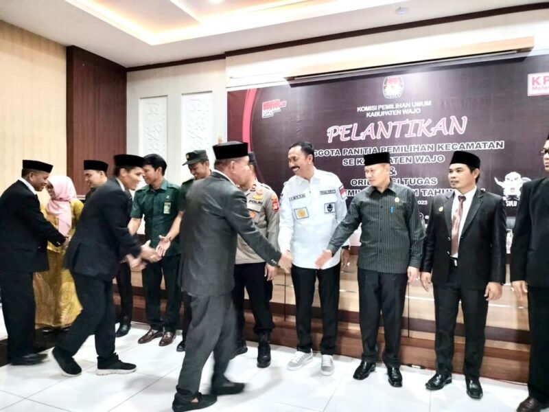 Ketua DPRD Wajo H. Andi Alauddin Palaguna bersama Bupati Wajo dan Komisioner KPU Wajo memberikan selamat kepada PPK se Kabupaten Wajo usia dilantik.