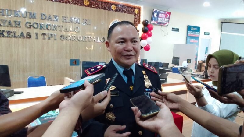 Kepala Kantor Imigrasi Kelas I TPI Gorontalo, Joni Rumagit