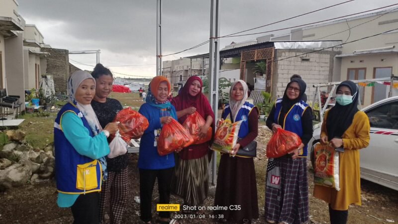 Komunitas Guru Hebat Berbagi  membagikan sembako kepada masyarakat korban bencana banjir dan angin puting beliung di Kabupaten Pangkep
