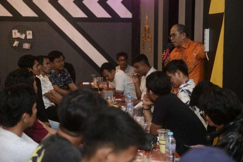 Kandidat bakal calon gubernur Sulsel 2024, Dr Ilham Arief Sirajuddin (IAS) bertemu para aktivis Kabupaten Wajo di Cafe Kopiteakopi, Rabu malam, 25 Januari 2023