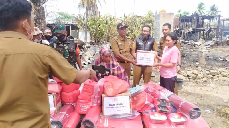Pemerintah Kabupaten (Pemkab) Wajo melalui Dinas Sosial, Pengendalian Penduduk, Keluarga Berencana, Pemberdayaan Perempuan, dan Perlindungan Anak (Dinsos P2KBP3A) bergerak cepat (gercep) menyerahkan bantuan kepada korban kebakaran di Lingkungan Alimbangeng, Kelurahan Sompe, Kecamatan Sabbangparu.
