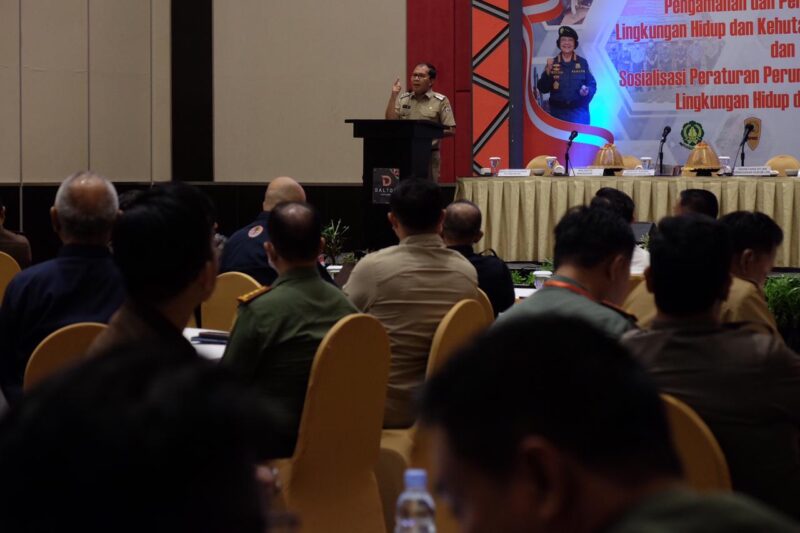Wali Kota Makassar,  Danny Pomanto hadiri Rapat Koordinasi Pengamanan dan Penegakan Hukum Lingkungan Hidup dan Kehutanan (LHK) Regional Sulawesi dan Sosialisasi Peraturan Bidang Lingkungan Hidup dan Kehutanan di Hotel Dalton, Selasa (03/01/2022).