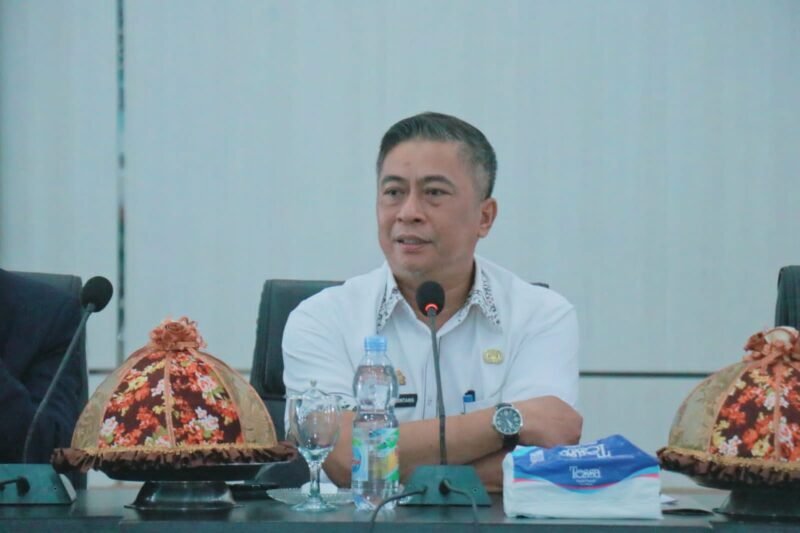 Sekda Barru Dr. Abustan, saat membuka pertemuan dengan perwakilan Unibos Makassar di Aulan kantor Bappelitbangda Barru, Rabu (4/1/2023)
