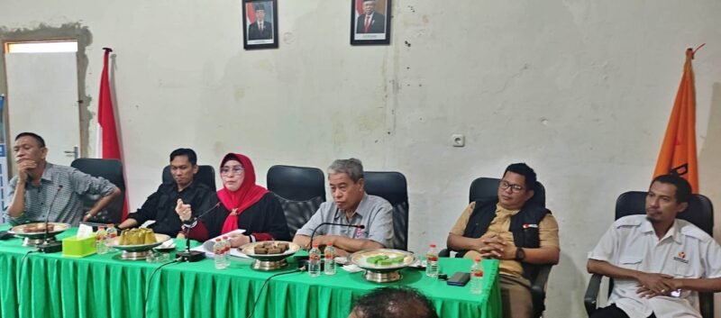 Komisioner Bawaslu Provinsi Sulsel Kordiv SDM dan Organisasi, Hasmaniar Bachrun, didampingi Lima Komisioner Bawaslu Wajo