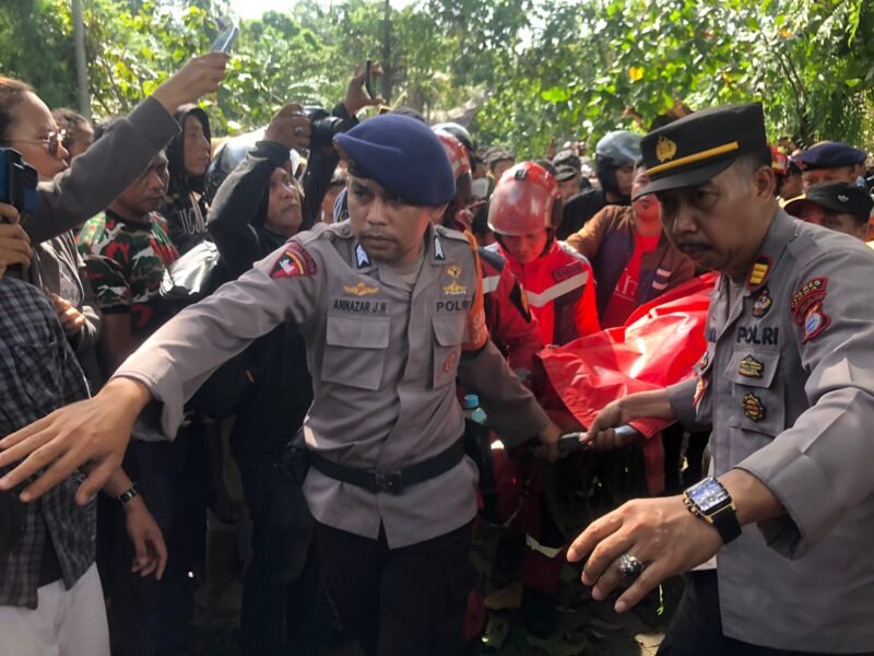 Personel Polsek Barombong Kabupaten Gowa evakuasi korban korban tertimpa pohon di Sapiria Pattung Kelurahan Benteng Somba Opu Kecamatan Barombong Gowa, Kamis (12/01/2023).