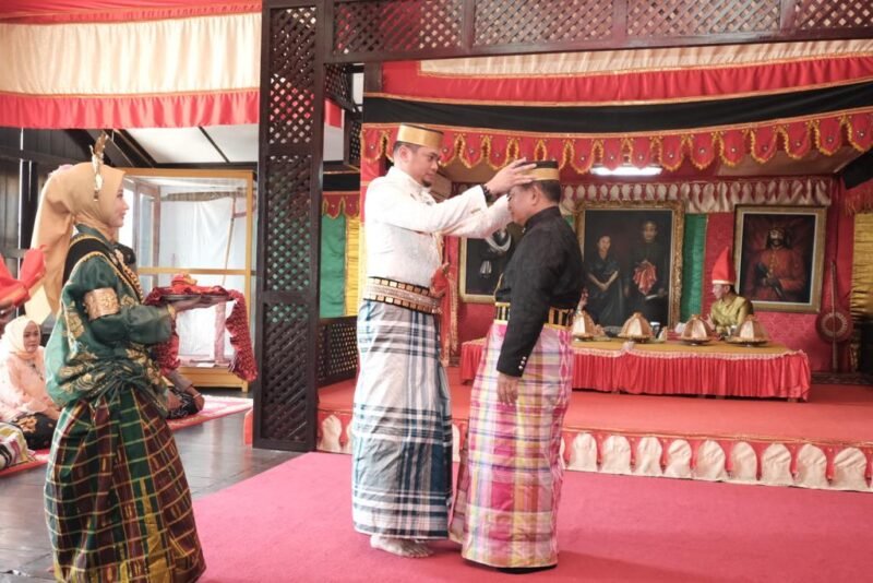 Kepala Staf Angkatan Darat (KSAD), Jenderal TNI Dudung Abdurahman diberi Gelar nama adat Gowa Daeng Malewa dengan pemasangan songkok nibiring oleh Bupati Gowa Adnan Purichta Ichsan di Museum Istana Balla Lompoa, Kabupaten Gowa, Kamis (12/01/2023).