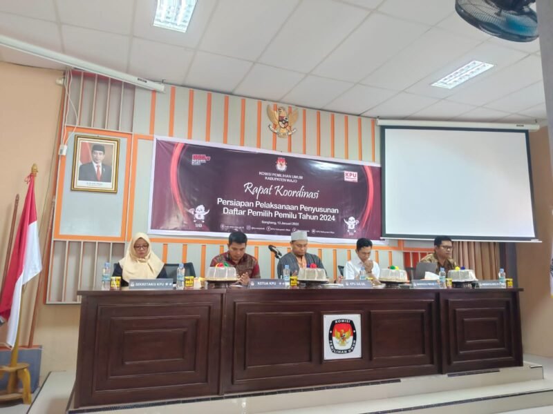 Dalam rangka persiapan pelaksanaan penyusunan daftar pemilih Pemilu 2024, KPU Kabupaten Wajo gelar Rapat Koordinasi bersama Bawaslu Kabupaten Wajo, Panwaslu Kecamatan, dan Anggota PPK se-Kabupaten Wajo, Jumat (13/1/2023).