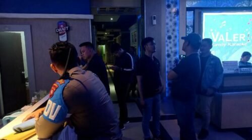 Sat Reksim Polresta Gorontalo Kota bersama Polsek Kota Selatan yang melakukan razia di salah satu cafe pada Sabtu (14/01).