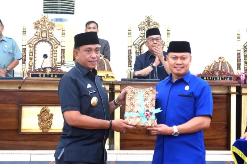 Bupati Wajo H. Amran Mahmud menyerahkan 2 Ranperda kepada Ketua DPRD Wajo HA. Alauddin Palaguna pada rapat paripurna DPRD Wajo, Jumat (20/1/2023)