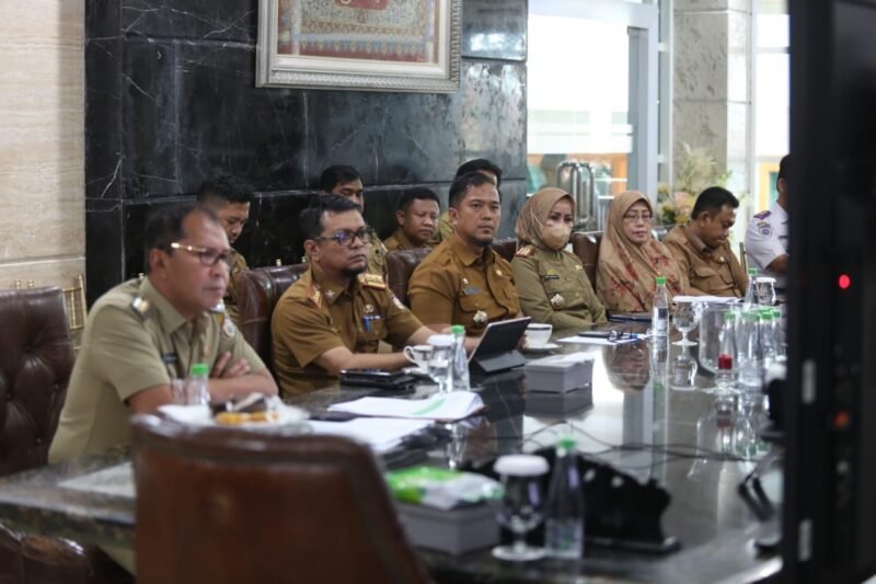 Kepala Dinas Perdagangan (Disdag) Kota Makassar, Arlin Ariesta mendampingi Wali Kota Makassar, Moh. Ramdhan 