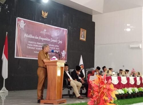 Pj Bupati Buton Tengah Muhammad Yusup memberikan Saat menghadiri pelantikan anggota Panitia Pemungutan Suara (PPS) pemilu tahun 2024 yang dihadiri langsung oleh Bupati Buton Tengah di gedung Azzahra Kecamatan Lakudo, Kabupaten Buton Tengah, selasa (24/01/2023)