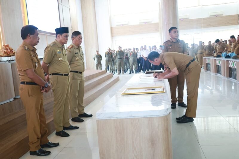 Penandatanganan Perjanjian Kinerja Tahun 2023 yang bersamaan dengan Launching Values ASN Berakhlak digelar di Mall Pelayanan Publik (MPP) lantai 6 Kantor Bupati Barru, pada Senin (30/1/2023).