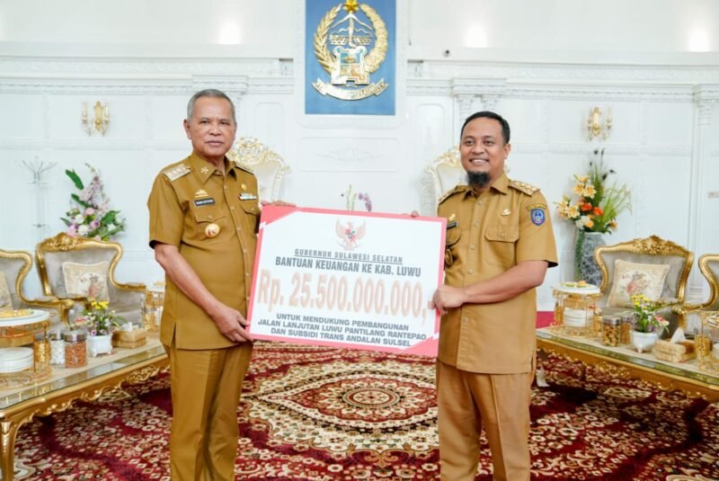 Gubernur Sulsel, Andi Sudirman Sulaiman menyerahkan bantuan keuangan Pemprov Sulsel Tahun Anggaran 2023 senilai RP 25,5 Milliar kepada Pemkab Luwu yang diterima langsung Bupati Luwu, Basmin Mattayang di Rujab Gubernur Sulsel, Selasa (31/01/2023).