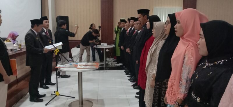 Ketua KPU Wajo Haedar melantik dan mengambil sumpah anggota PPK se Kabupaten Wajo di Aula Sallo Hotel Lantai 1, Rabu (04/1/2023).