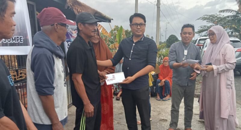 Salah-satu Duta Donasi MGI Syamsul Riadi menyerahkan bantuan kepada korban kebakaran di kelurahan Sompe Kecamatan Sabbangparu, Jumat (06/01/2022)