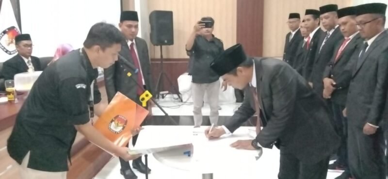 Ketua KPU Wajo Haedar menadatangani berita acara pelantikan Anggota PPK se Kabupaten Wajo di Aula Sallo Hotel, Rabu (04/1/2023)