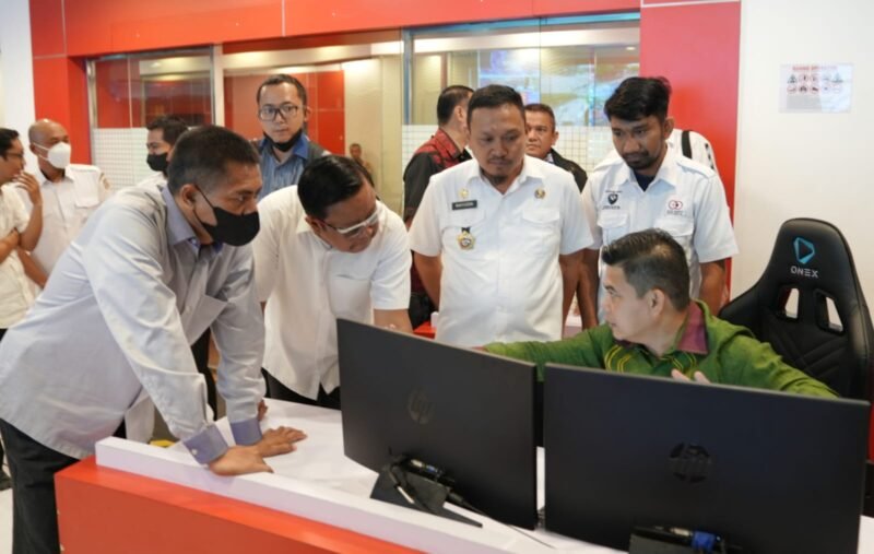 Wakil Ketua DPRD Jabar, Oleh Soleh berdiskusi dengan operator NTPD atau Call Center 112 di bawah pengelolaan Dinas Komunikasi dan Informatika (Diskominfo) Kota Makassar di Command Center Pemkot Makassar, Lantai 10 Balaikota, Rabu (18/01/2023)