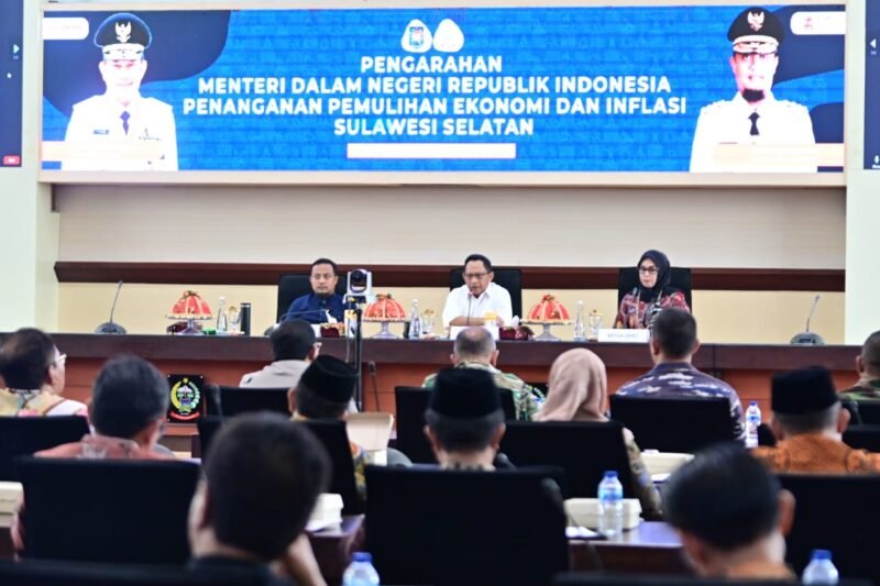 Menteri Dalam Negeri (Mendagri) RI, M. Tito  Karnavian  memberikan pengarahan mengenai Penanganan Pemulihan Ekonomi dan Inflasi Sulsel di Ruang Rapat Pimpinan Kantor Gubernur Sulsel, Jumat (27/01/2023)