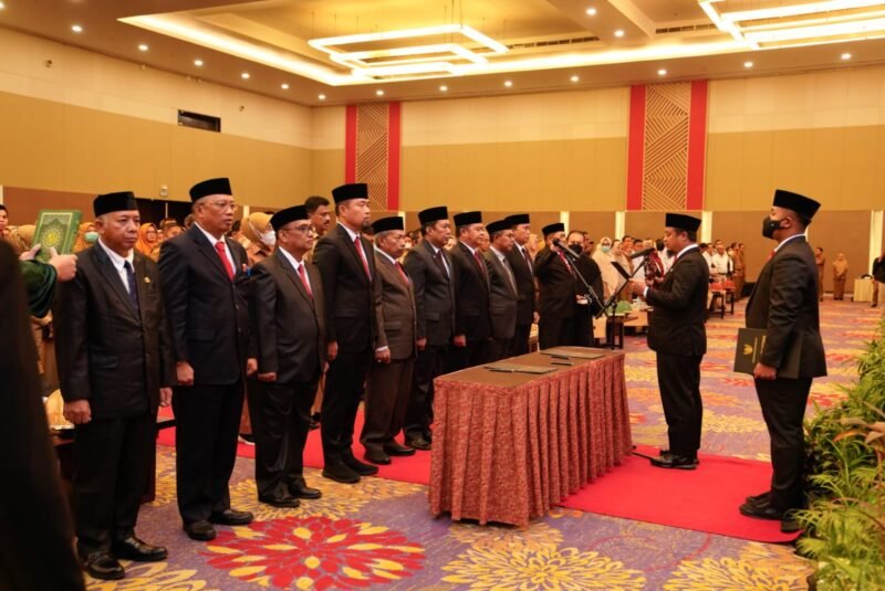 Gubernur Sulsel Andi Sudirman Sulaiman melantik 10 pejabat Tinggi Pratama (Eselon II) Lingkup Pemprov Sulsel di Hotel Claro, Senin (02/01/2023).