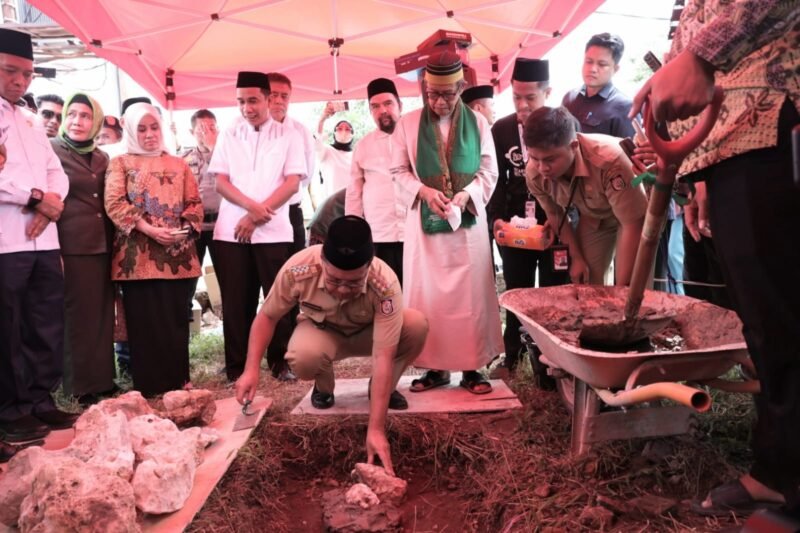 Wali Kota Makassar,  Danny Pomanto melakukan peletakan batu pertama pembangunan Gedung Baru Kantor Cabang Pengurus (NU) Kota Makassar, Senin (02/01/2023).