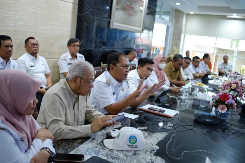 Wali Kota Makassar, Danny Pomanto mengikuti zoom meeting virtual bersama World Health Organization (WHO) Sear Lab Urban Governance Health and Wellbeing, Rabu (25/01/2023)