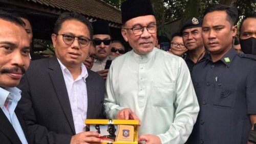 Penjabat Gubernur Gorontalo Hamka Hendra Noer ke Malaysia terus berlanjut. Kali ini Hamka bertemu dengan Perdana Menteri Malaysia Datuk Seri Anwar Ibrahim, Jumat (14/1/2023).