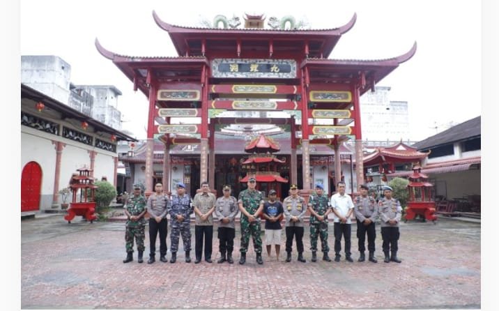 Bupati Asahan yang diwakili Staf Ahli Bidang Pemerintahan M Yusuf Lubis bersama Kapolres Asahan, Dandim 0208/AS, Perwakilan Danlanal TBA tinjau beberapa Vihara yang berada di seputaran Kota Kisaran jelang perayaan Imlek, Minggu (22/01/2023)