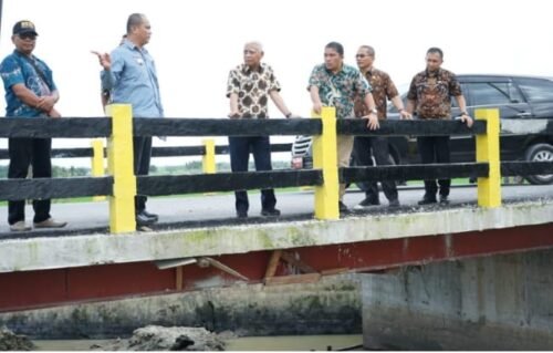 Bupati Asahan H. Surya didampingi Asisten Perekonomian dan Pembangunan, Kadis PUTR, Kadis Kominfo, Kepala Bappeda meninjau 2 jembatan yang berada di Desa Rawang Lama 26 Januari 2023Kecamatan Rawang Panca Arga, Kamis (26/01/2023)