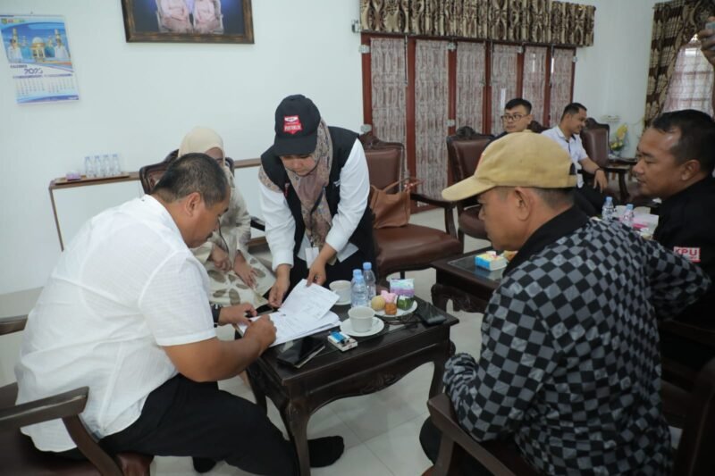 Petugas Pemutakhiran Data Pemilih (Pantarlih) TPS 15 Kelurahan Selawan Kecamata Kota Kisaran Timur didampingi PPS Kelurahan Selawan, PPK Kota Kisaran Timur dan Panwaslu Kelurahan Selawan melakukan coklit data pemilu kepada Wakil Bupati Asahan Taufik Zainal Abidin Siregar beserta keluarga di Rumah Dinas Wakil Bupati Asahan di Kelurahan Mekar Baru Kecamatan Kota Kisaran Barat, Rabu (22/02/2023)