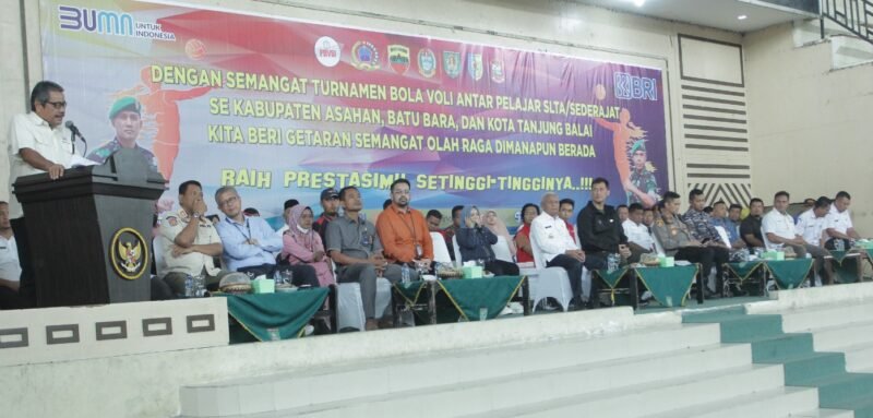 Bupati Asahan H. Surya BSc memberikan sambutan pada   Pembukaan Turnamen Bola Volly Cup dalam rangka HUT Kodim 0208/AS ke 67 tahun 2023 yang bertempat di Gedung Serba Guna (GOR) , Rabu (22/02/2023)