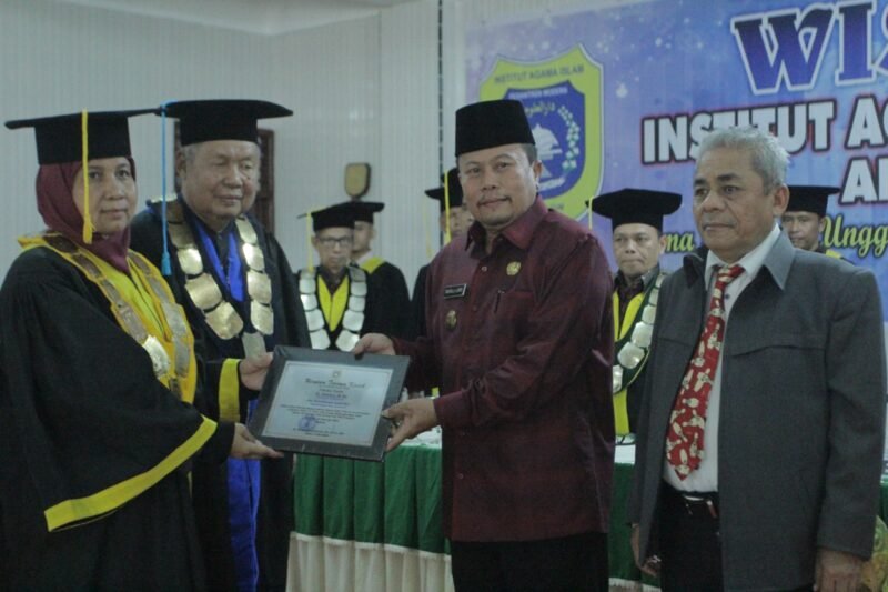 Bupati Asahan yang diwakili Asisten Perekonomian dan Pembangunan Muhili Lubis menghadiri Wisuda Institut Agama Islam Daar Al Ulum (IAIDU) di aula Institut Agama Islam DAAR Al Uluum (IAIDU) Asahan, Kamis (23/02/2023)