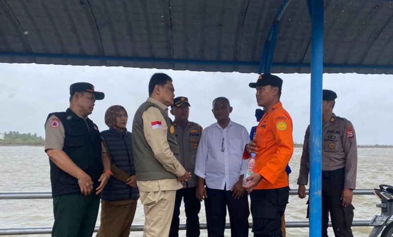 Bupati Barru H. Suardi Saleh didampingi Kalaksa BPBD Barru Umar Sinampe meninjau langsung situasi pencarian korban nelayan hilang, di pelabuhan Garongkong, kelurahan Mangempang, kecamatan Barru, pada Senin (13/2/2023)