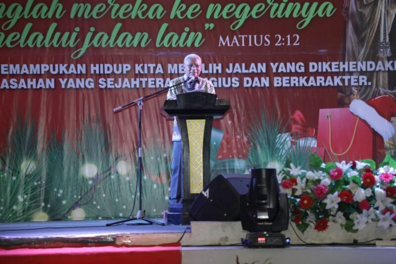 Bupati Asahan H. Surya  memberikan sambutan pada Perayaan Natal Oikumene Kabupaten Asahan di Gedung Serba Guna (GOR) Kabupaten Asahan, Selasa (27/12/2022