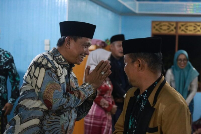 Bupati Wajo, Amran Mahmud menghadiri peringatan Isra Miraj Nabi Muhammad SAW jamaah tarekat Khalwatiyah Samman di Masjid Nurul Yaqin, Desa Lempa,Kecamatan Pammana, Ahad (19/2/2023) malam.