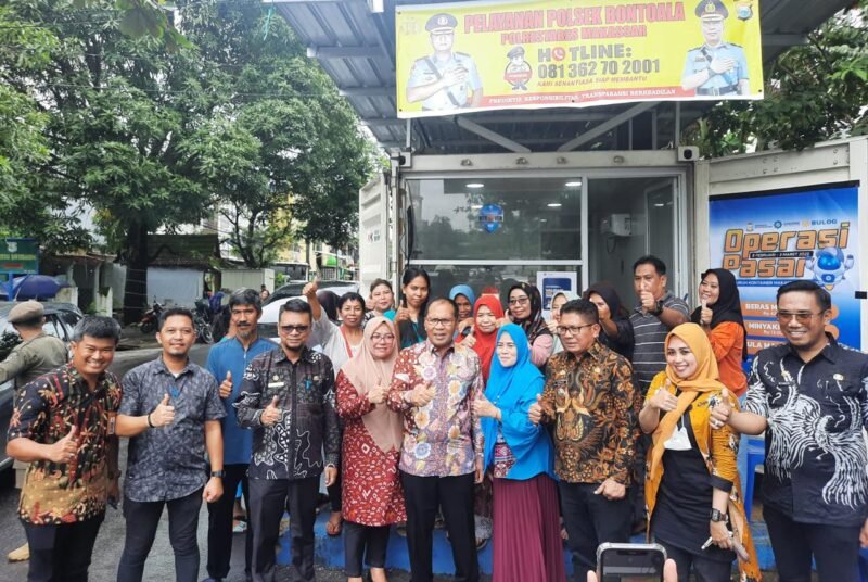 Camat Bontoala, Arman Nurdin mendampingi Wali Kota Makassar,  Danny Pomanto meninjau pelaksanaan Operasi Pasar di Jalan Kandea, Kelurahan Baraya, Kecamatan Bontoala, Kamis (09/02/2023)