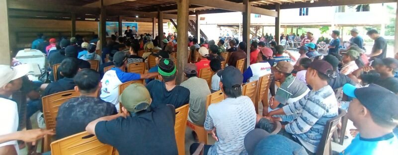 Ratusan masyarakat menhadairi reses Anggota DPRD Wajo H. Suriadi Bohari di di Kelurahan Malakke, Kecamatan Belawa, Jumat 17 Februari 
